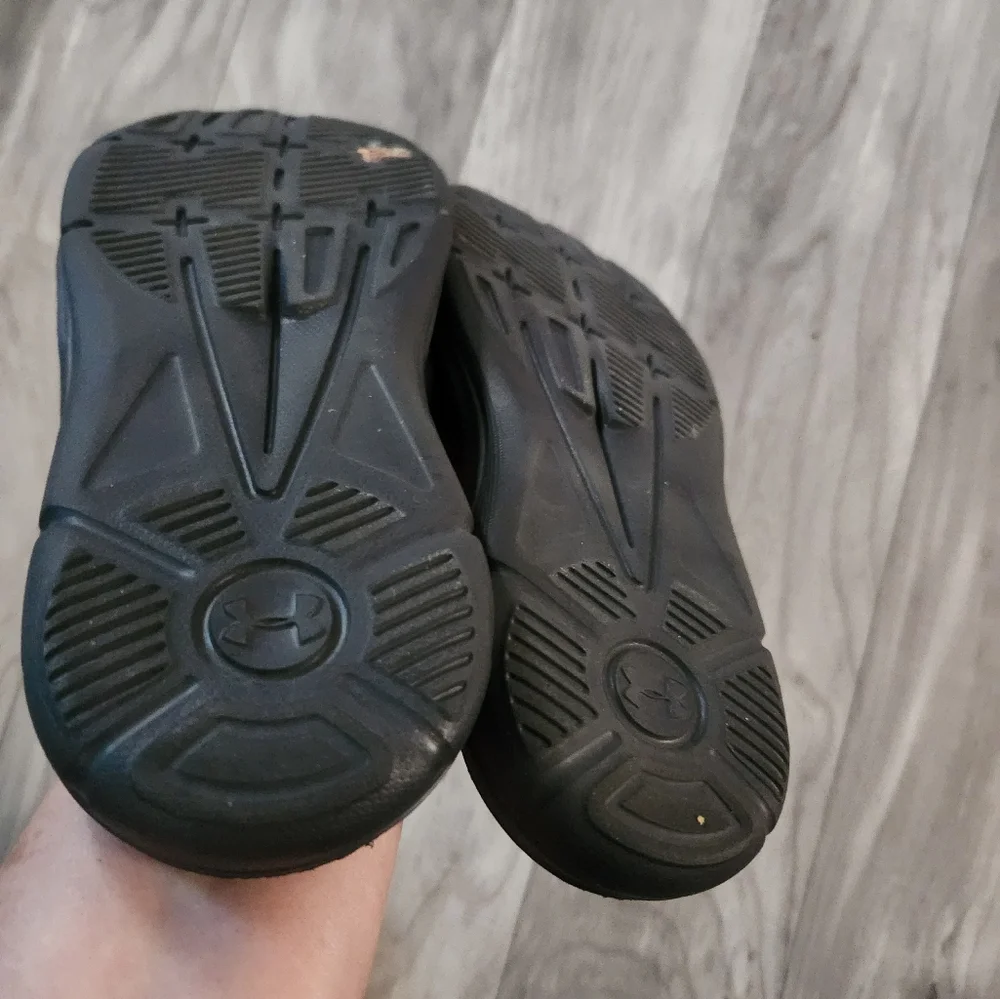 Under Armour M Ignite V Slides size 6Y